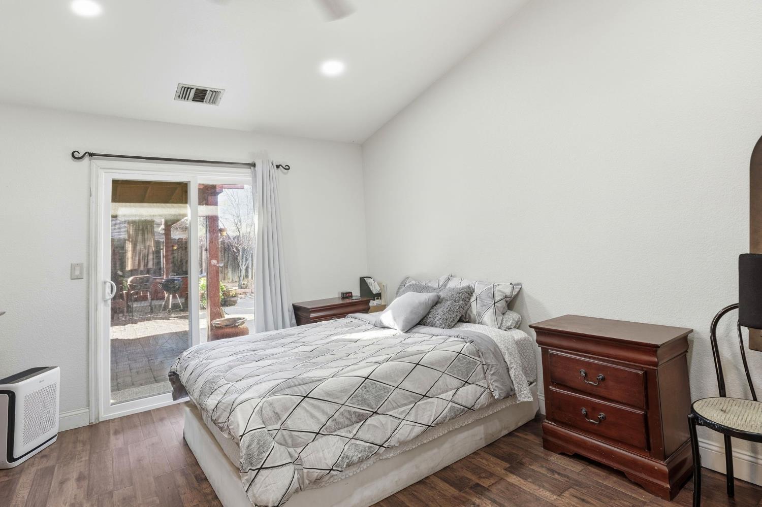 537 Elmwood Dr, Los Banos, CA 93635