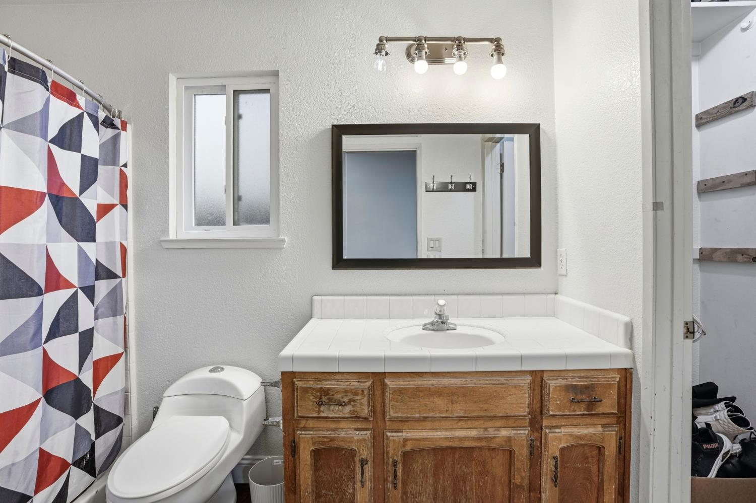 537 Elmwood Dr, Los Banos, CA 93635