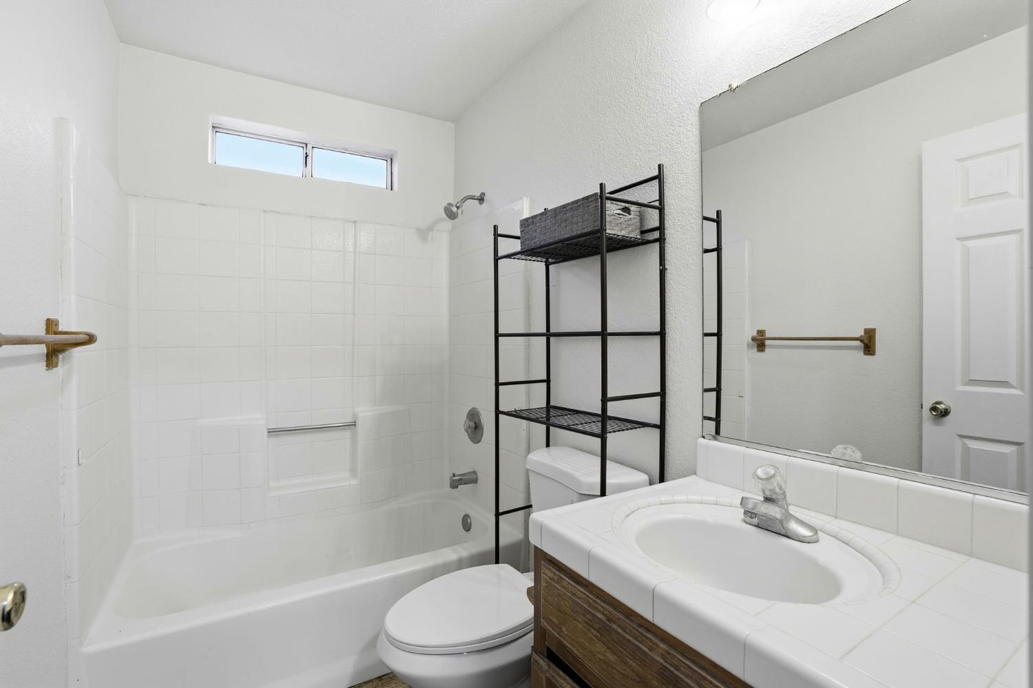 537 Elmwood Dr, Los Banos, CA 93635