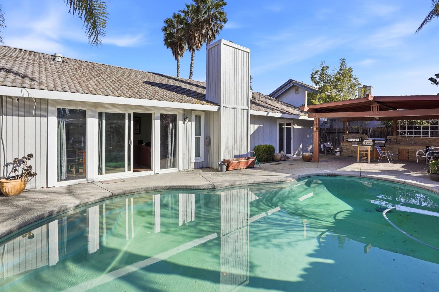 537 Elmwood Dr, Los Banos, CA 93635