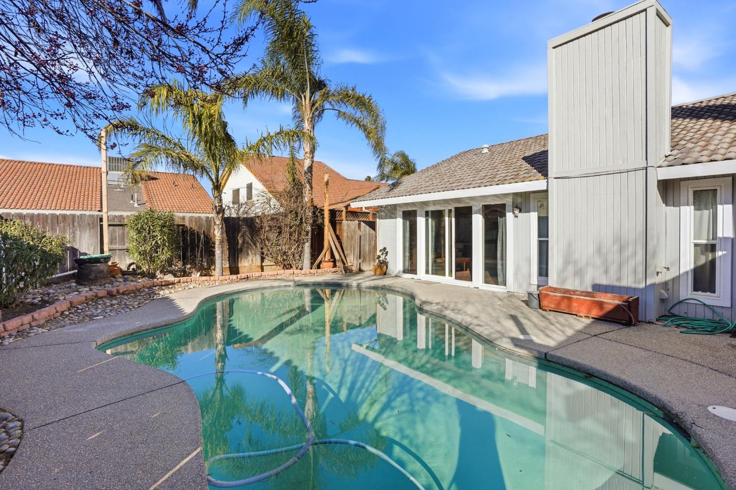 537 Elmwood Dr, Los Banos, CA 93635