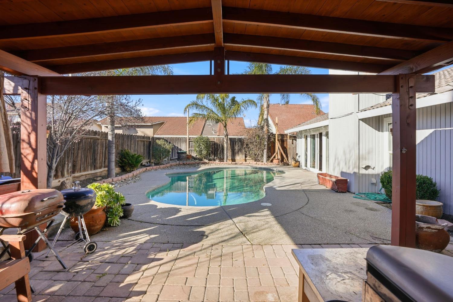 537 Elmwood Dr, Los Banos, CA 93635