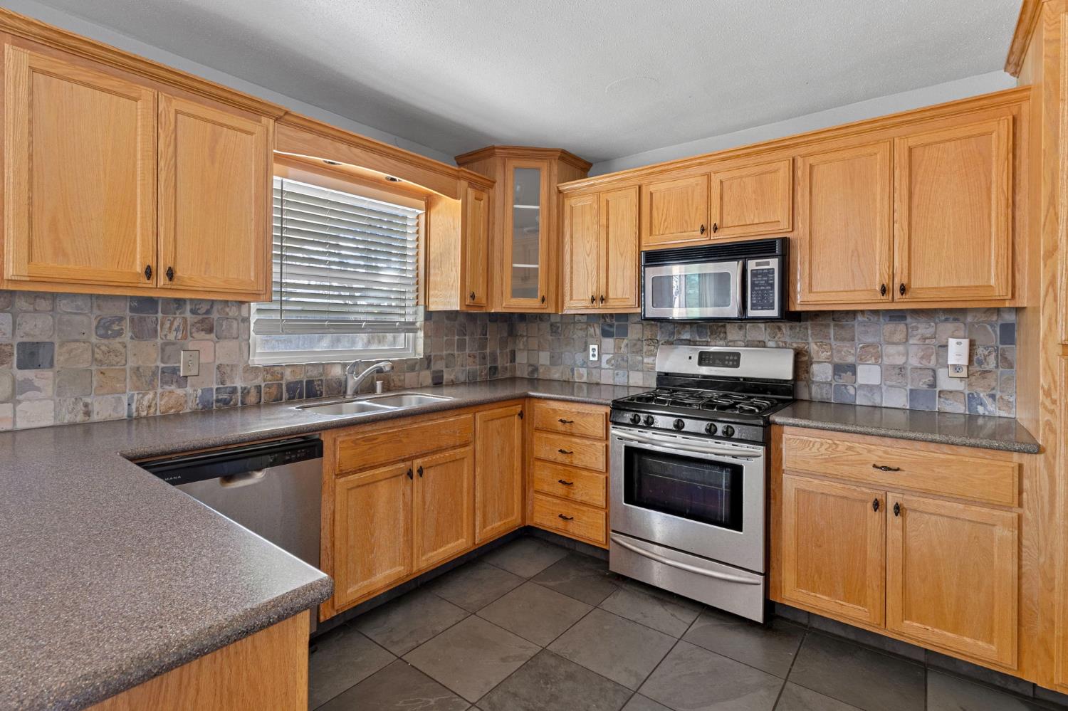 1628 Honeysuckle Dr, Modesto, CA 95350