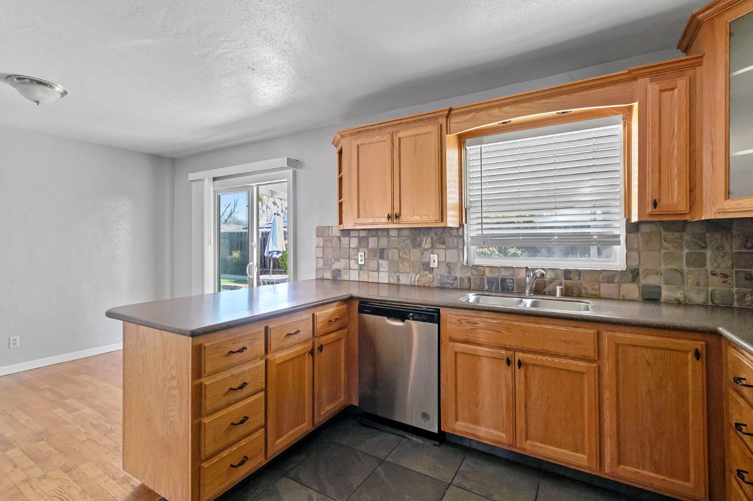 1628 Honeysuckle Dr, Modesto, CA 95350