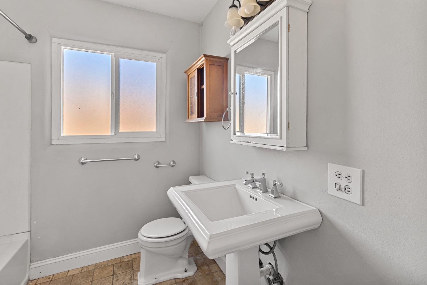 1628 Honeysuckle Dr, Modesto, CA 95350