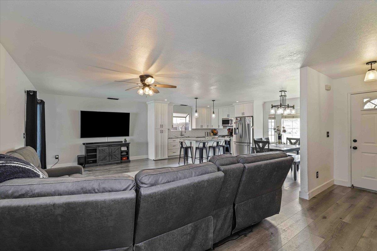 48 Obsidian Dr, Oakdale, CA 95361