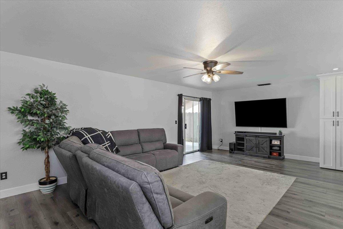 48 Obsidian Dr, Oakdale, CA 95361