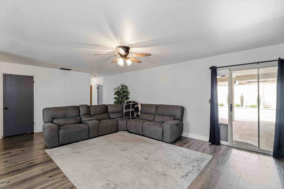 48 Obsidian Dr, Oakdale, CA 95361