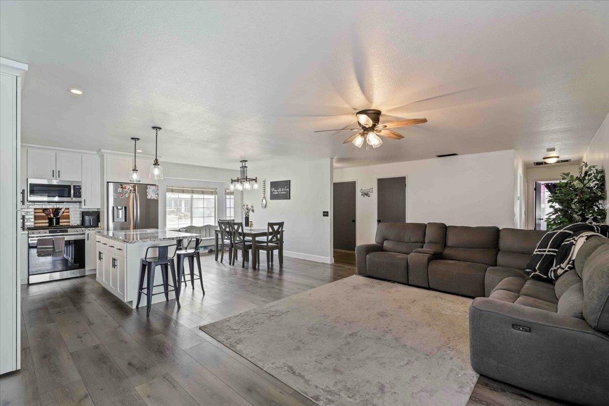 48 Obsidian Dr, Oakdale, CA 95361