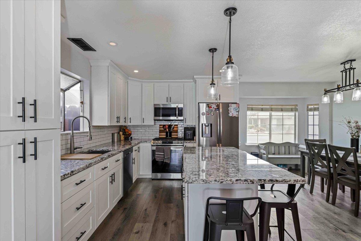 48 Obsidian Dr, Oakdale, CA 95361