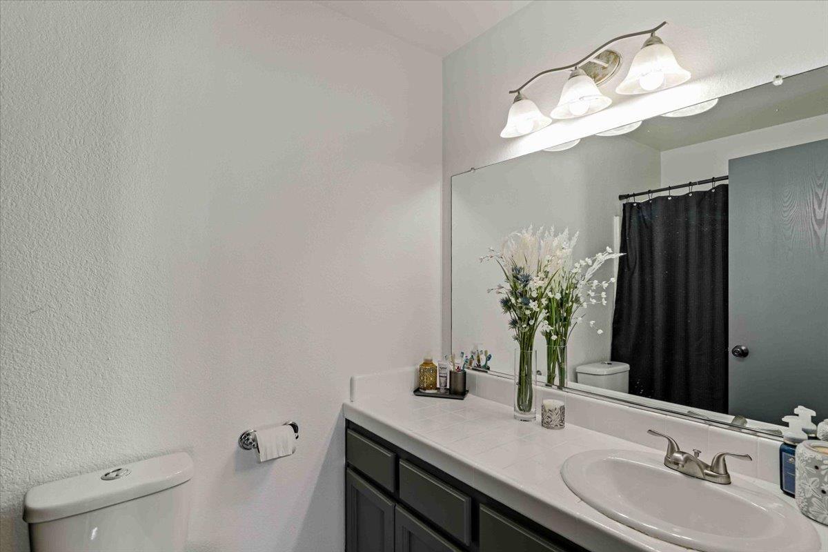 48 Obsidian Dr, Oakdale, CA 95361