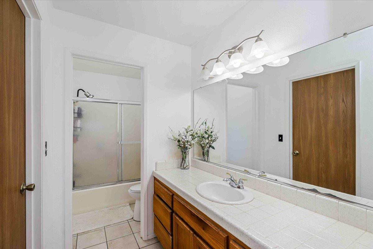 48 Obsidian Dr, Oakdale, CA 95361