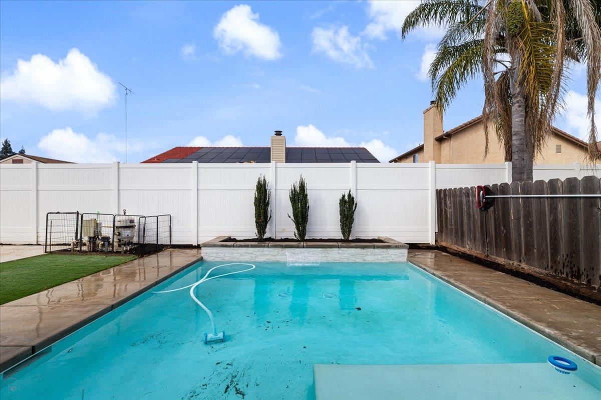 48 Obsidian Dr, Oakdale, CA 95361