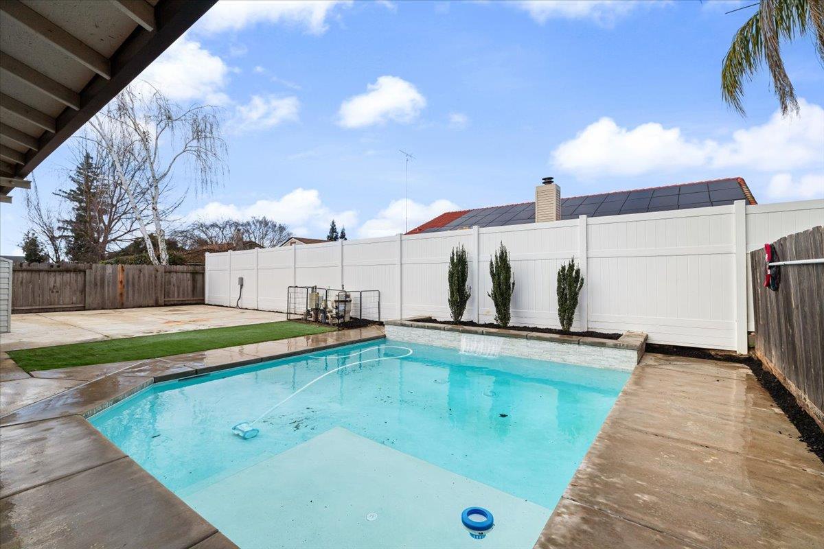 48 Obsidian Dr, Oakdale, CA 95361