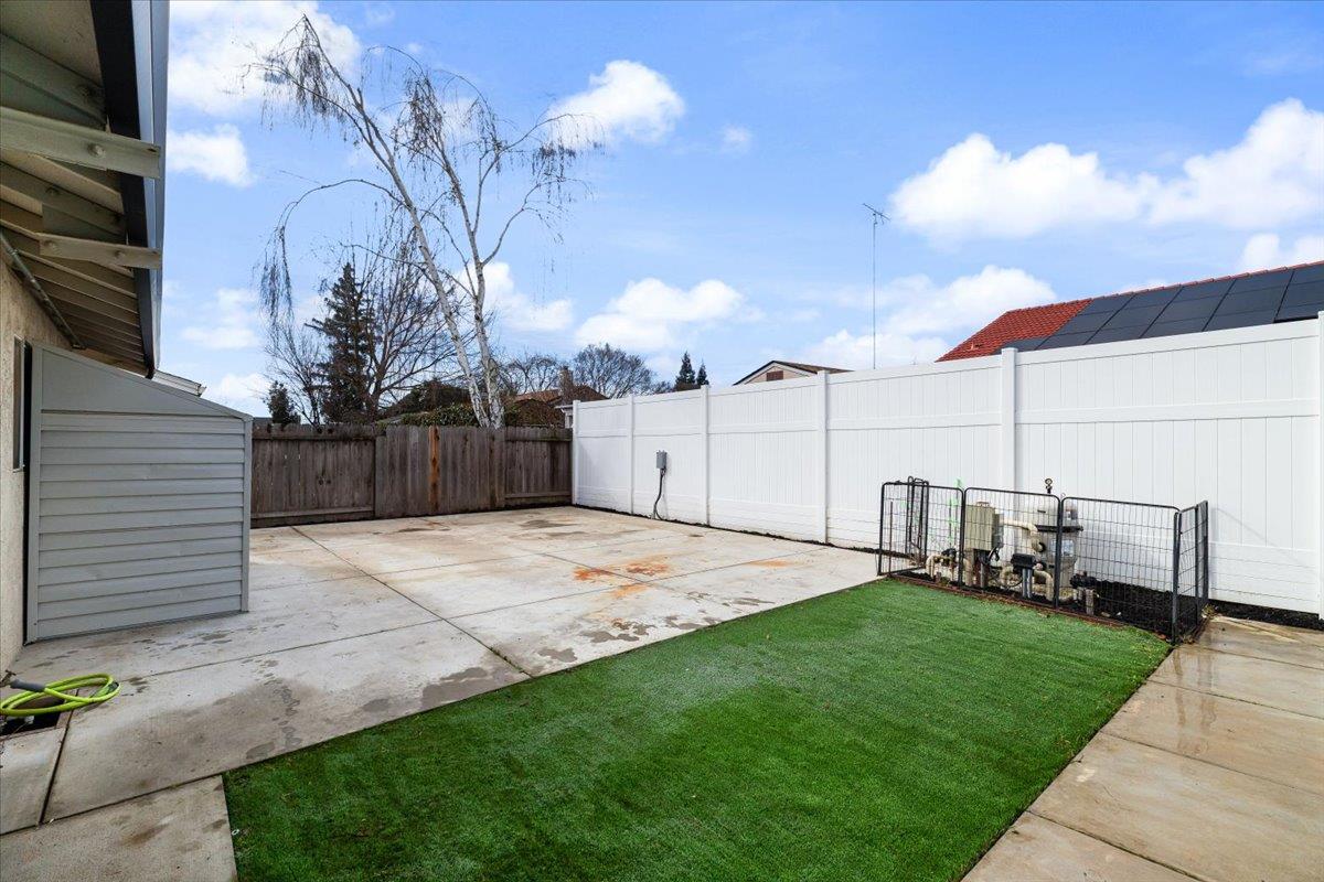 48 Obsidian Dr, Oakdale, CA 95361