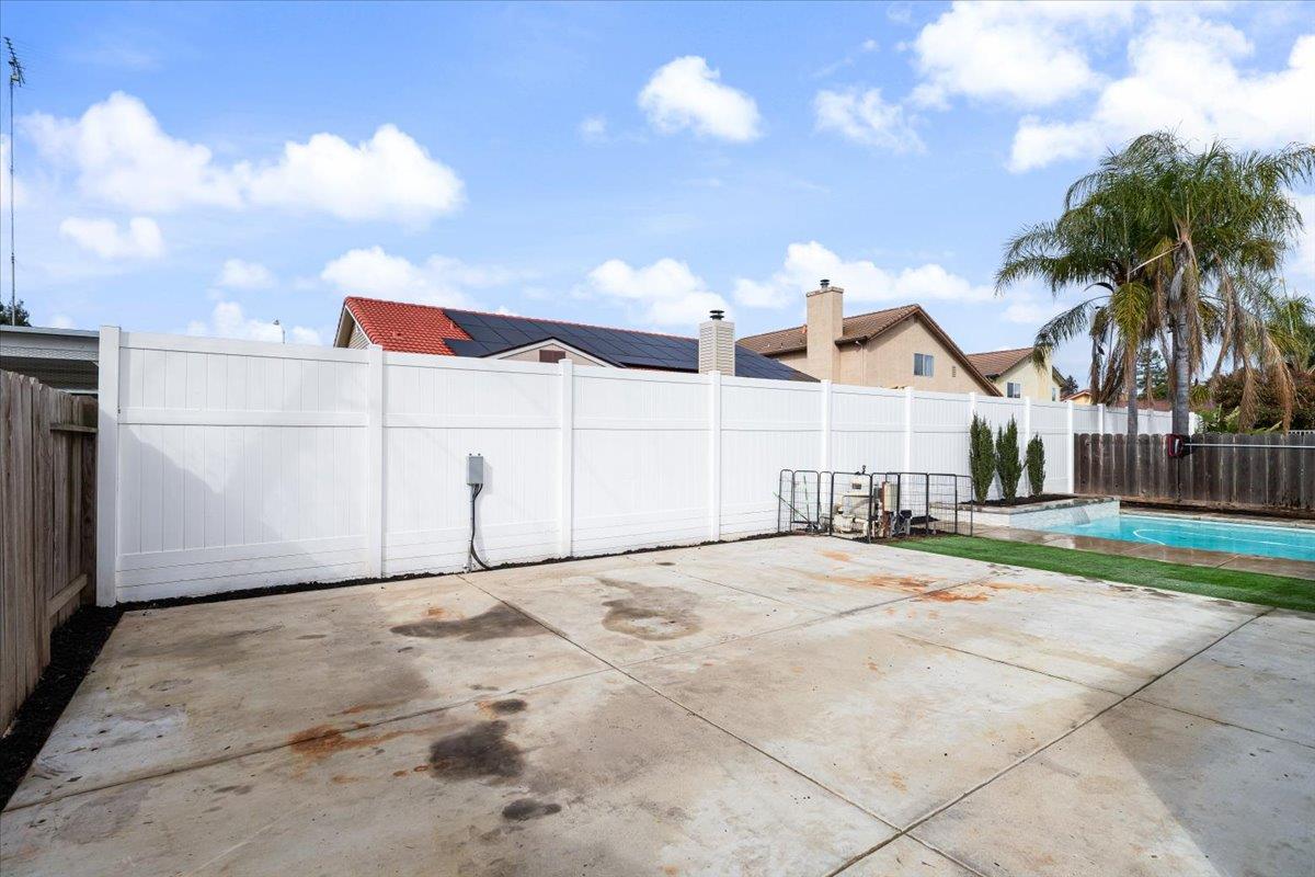 48 Obsidian Dr, Oakdale, CA 95361