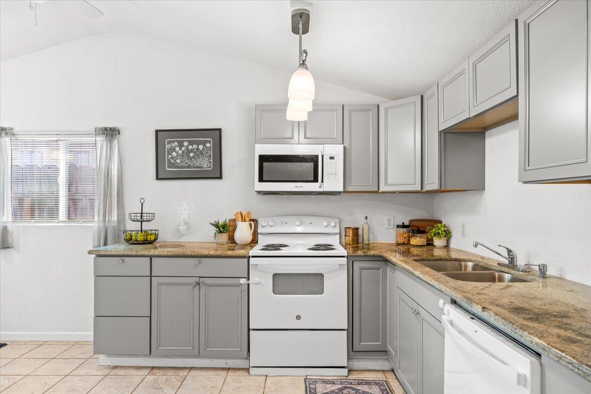 572 Pedersen Rd, Oakdale, CA 95361