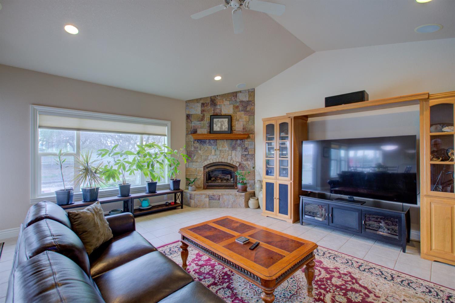 18413 Sycamore Ave, Patterson, CA 95363