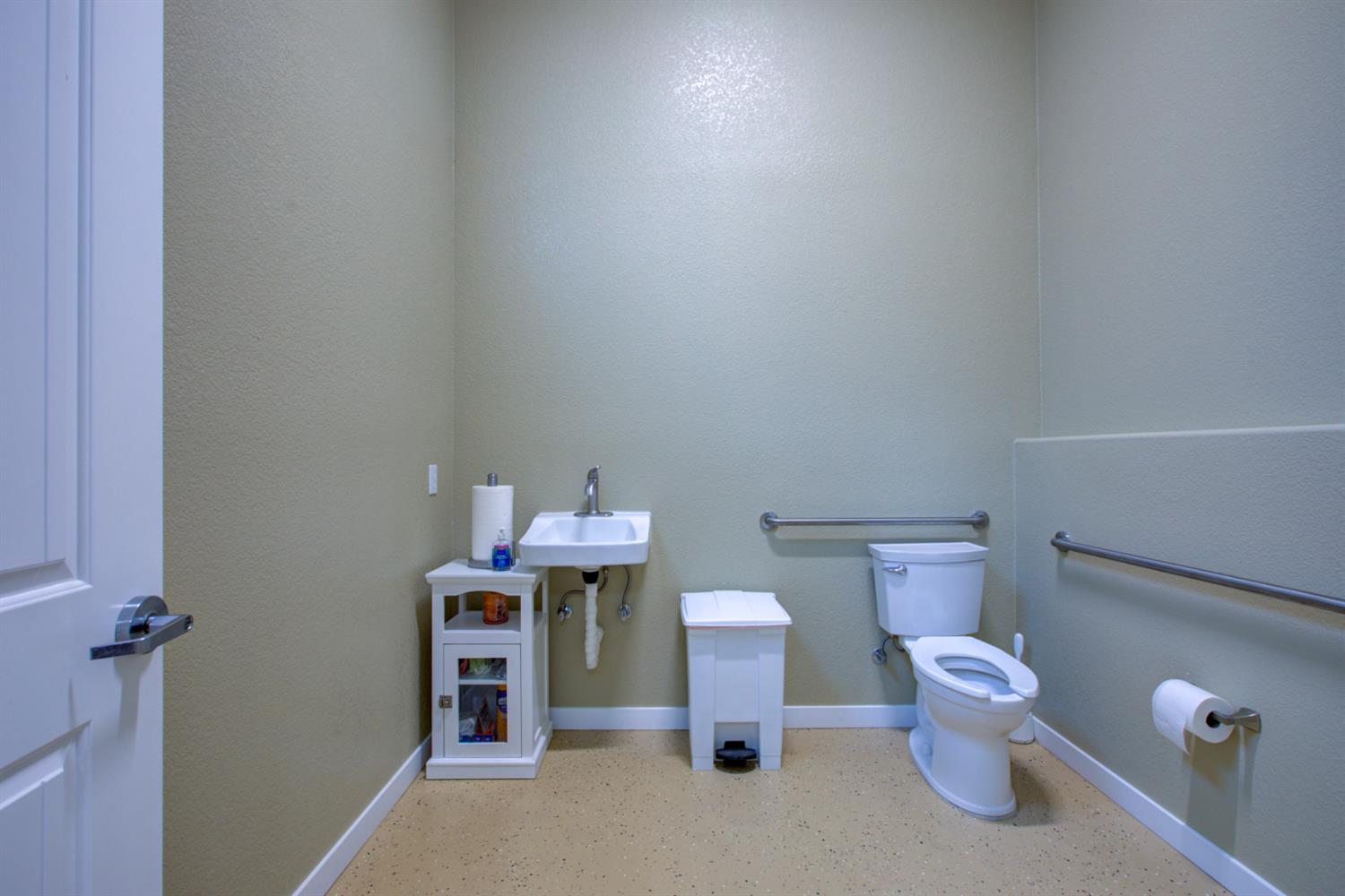 18413 Sycamore Ave, Patterson, CA 95363