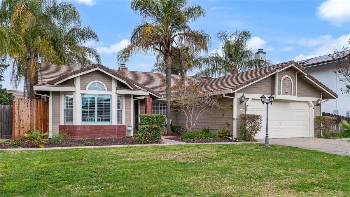 225 Fullerton Dr, Turlock, CA 95382