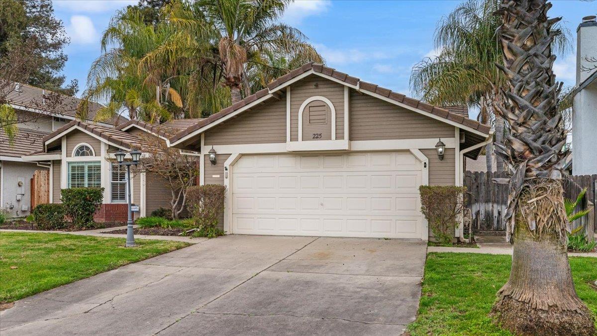 225 Fullerton Dr, Turlock, CA 95382