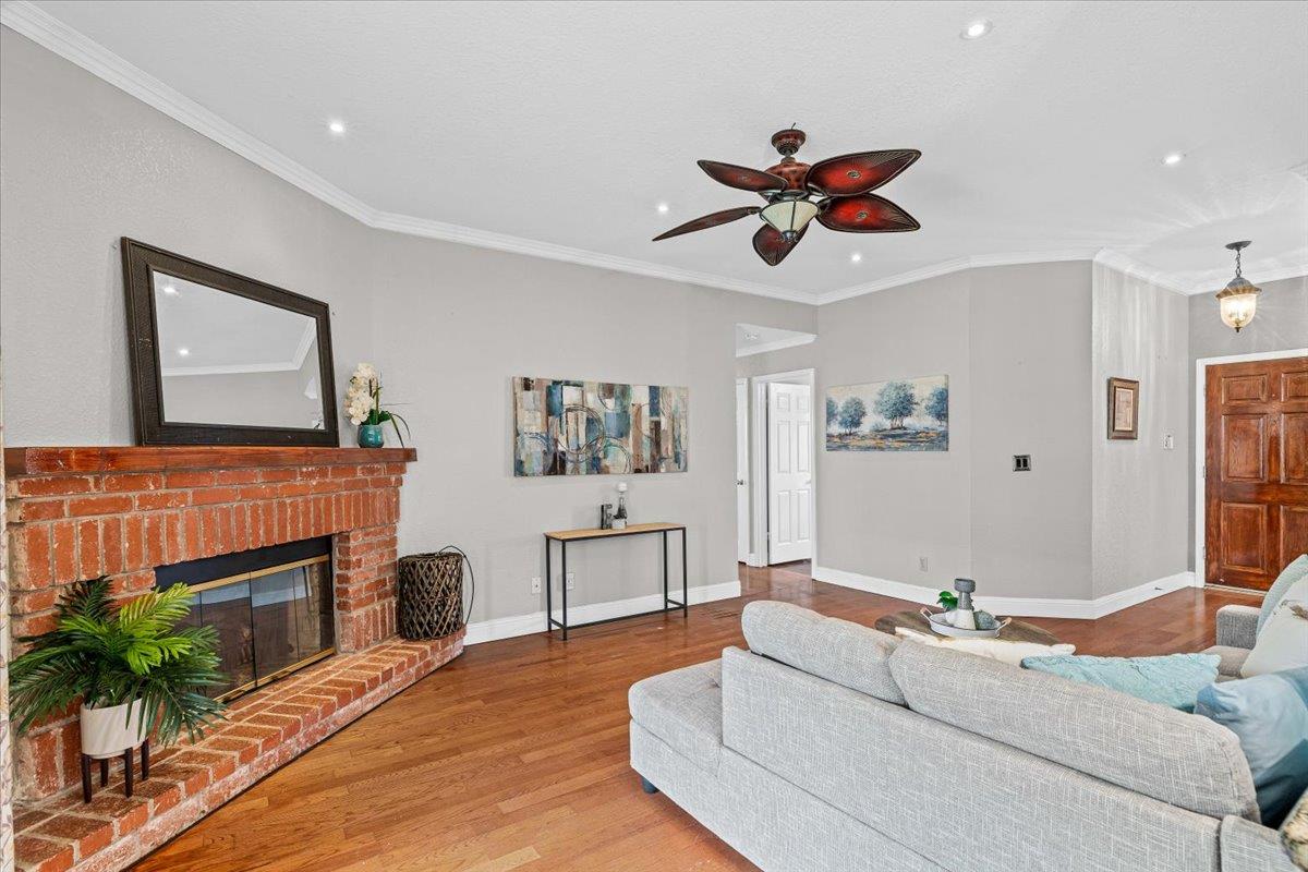 225 Fullerton Dr, Turlock, CA 95382