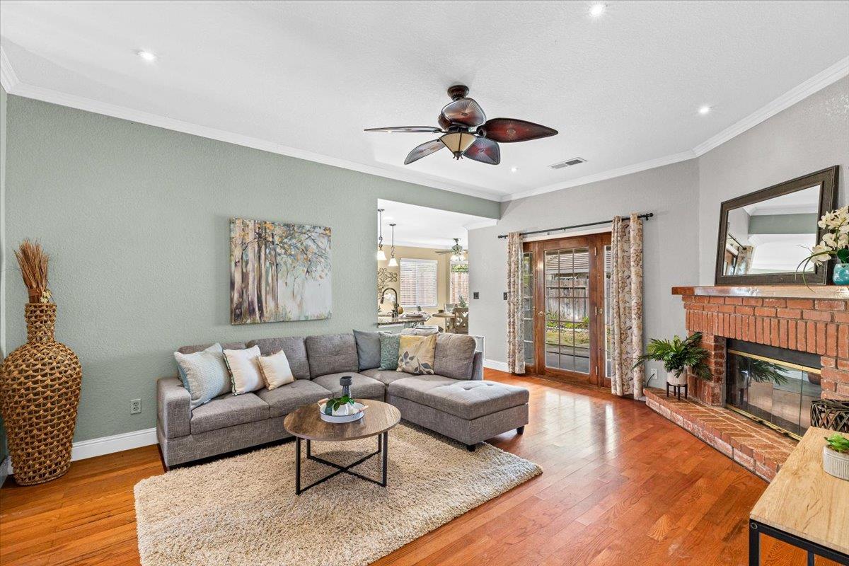 225 Fullerton Dr, Turlock, CA 95382