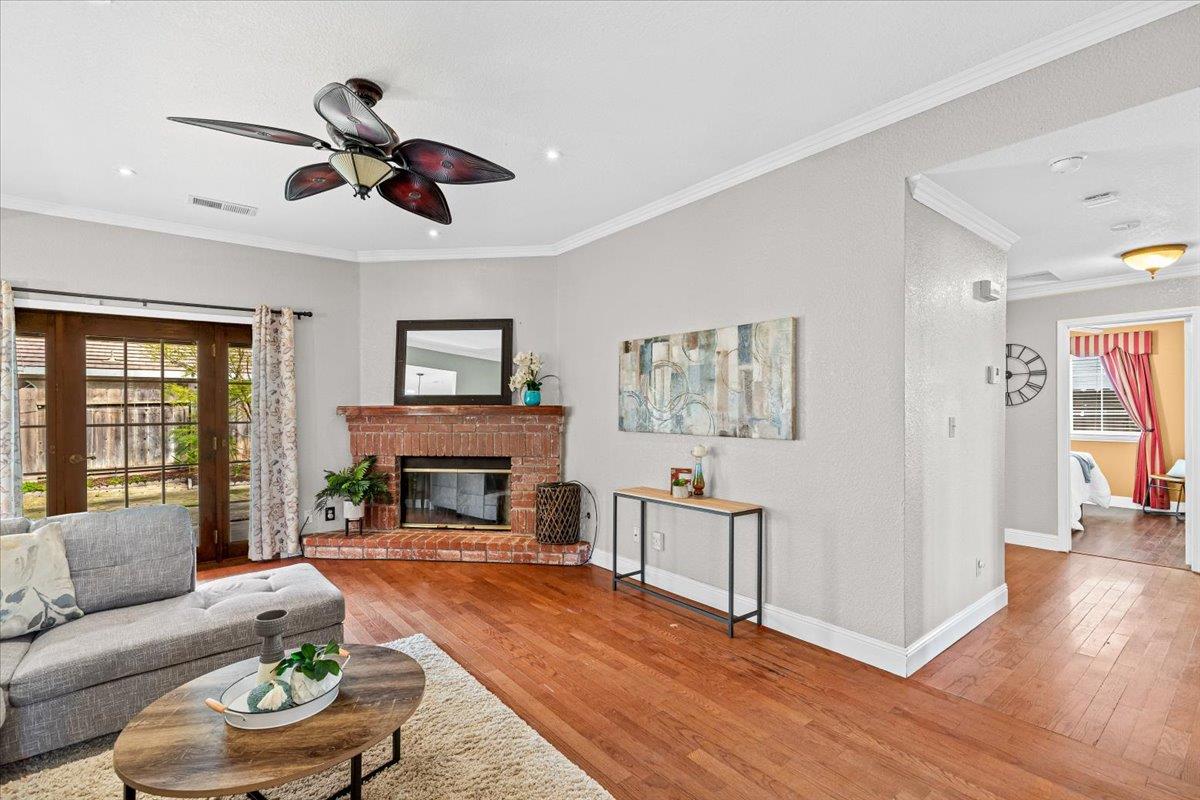 225 Fullerton Dr, Turlock, CA 95382