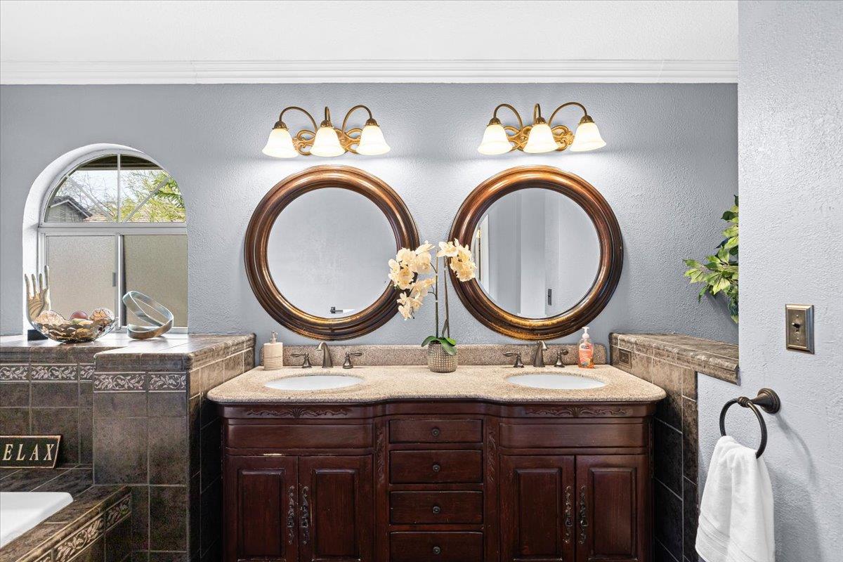 225 Fullerton Dr, Turlock, CA 95382