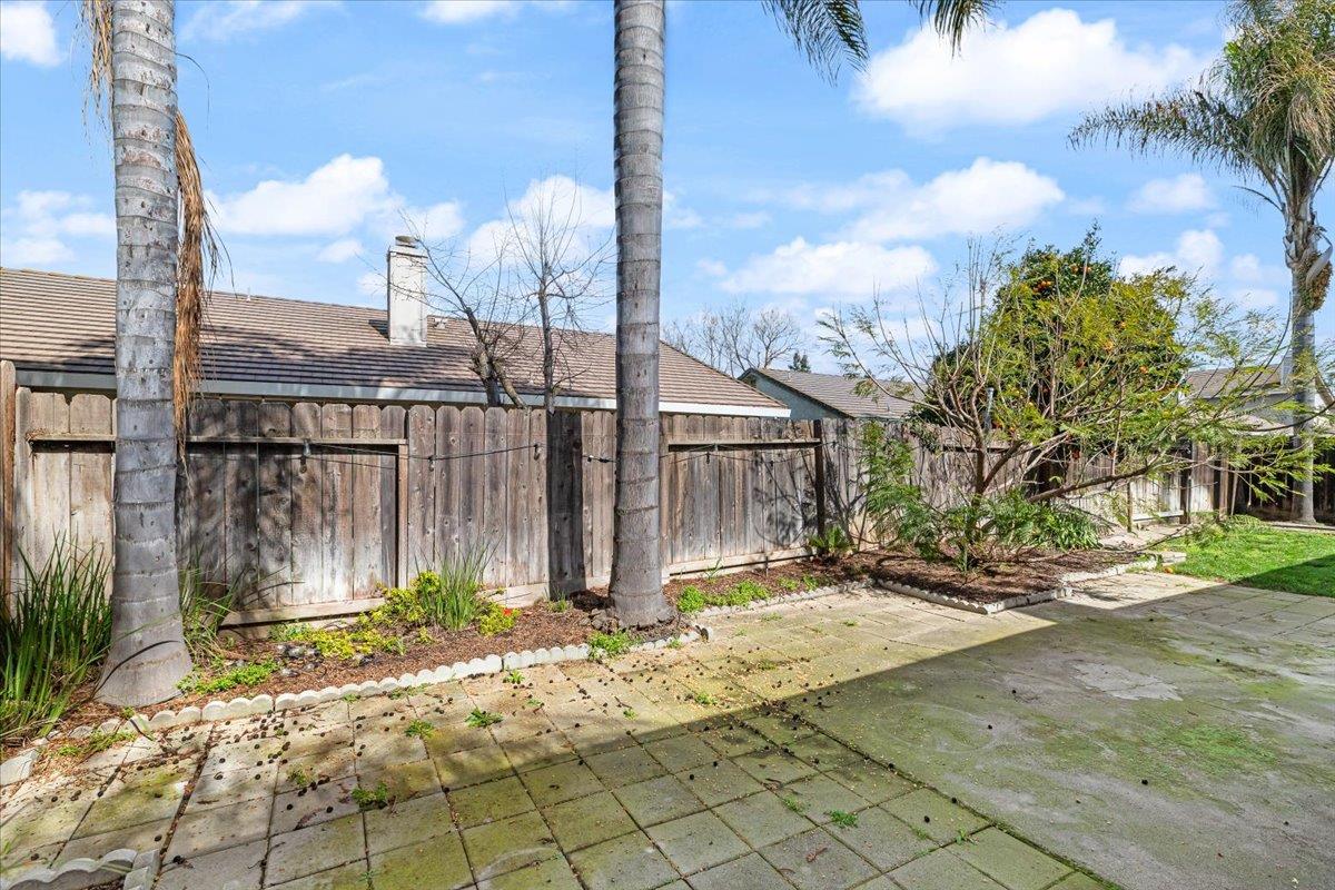 225 Fullerton Dr, Turlock, CA 95382