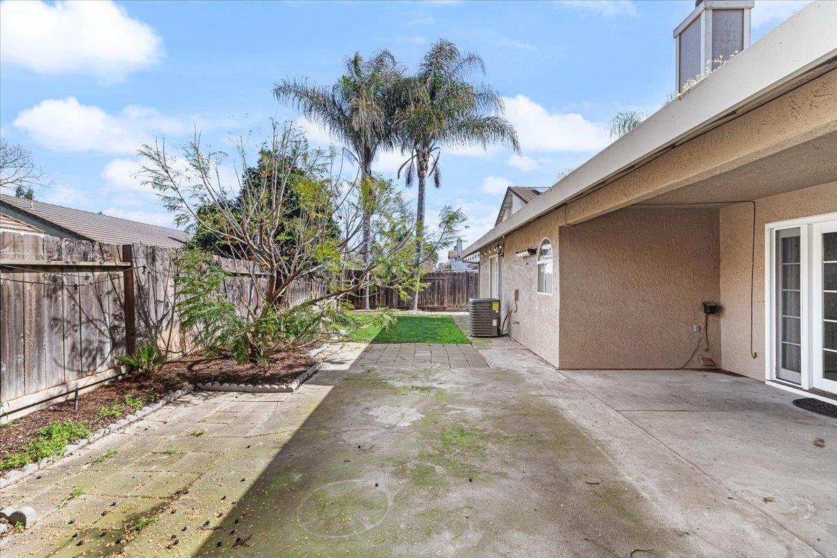 225 Fullerton Dr, Turlock, CA 95382