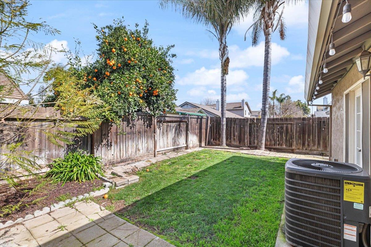 225 Fullerton Dr, Turlock, CA 95382