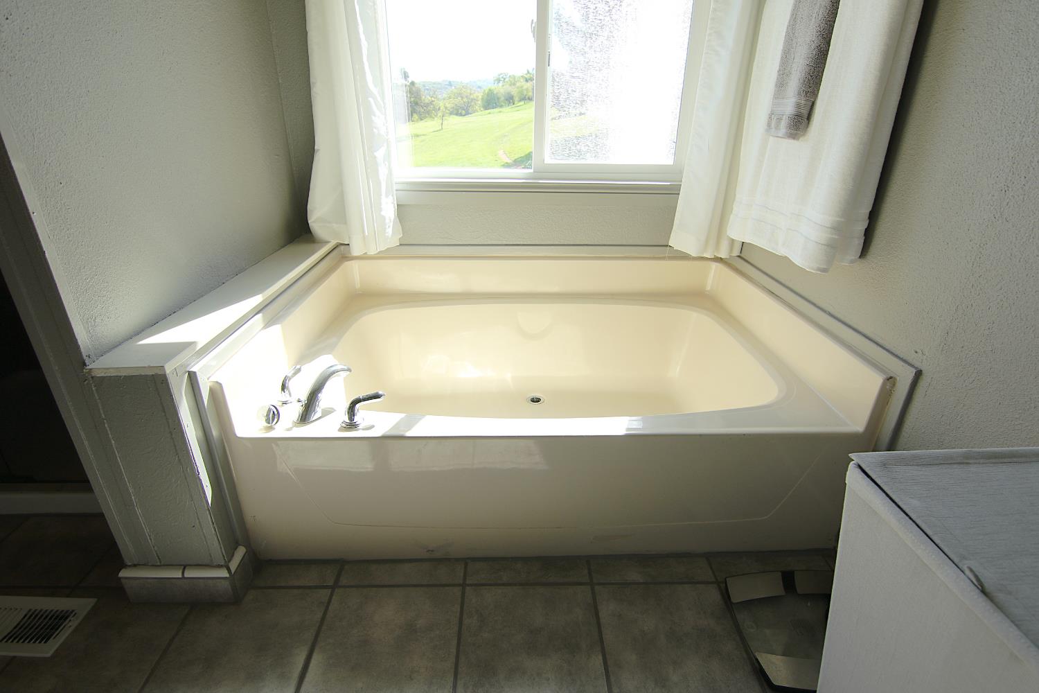 9570 Banderilla Dr, La Grange, CA 95329