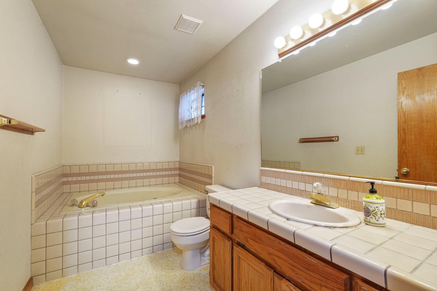 1560 Snapdragon Way, Manteca, CA 95336