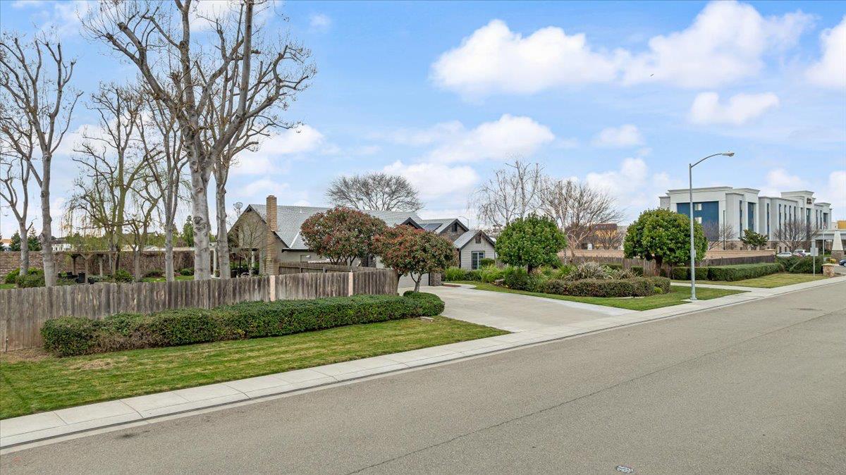 1555 Sand Ln, Manteca, CA 95337