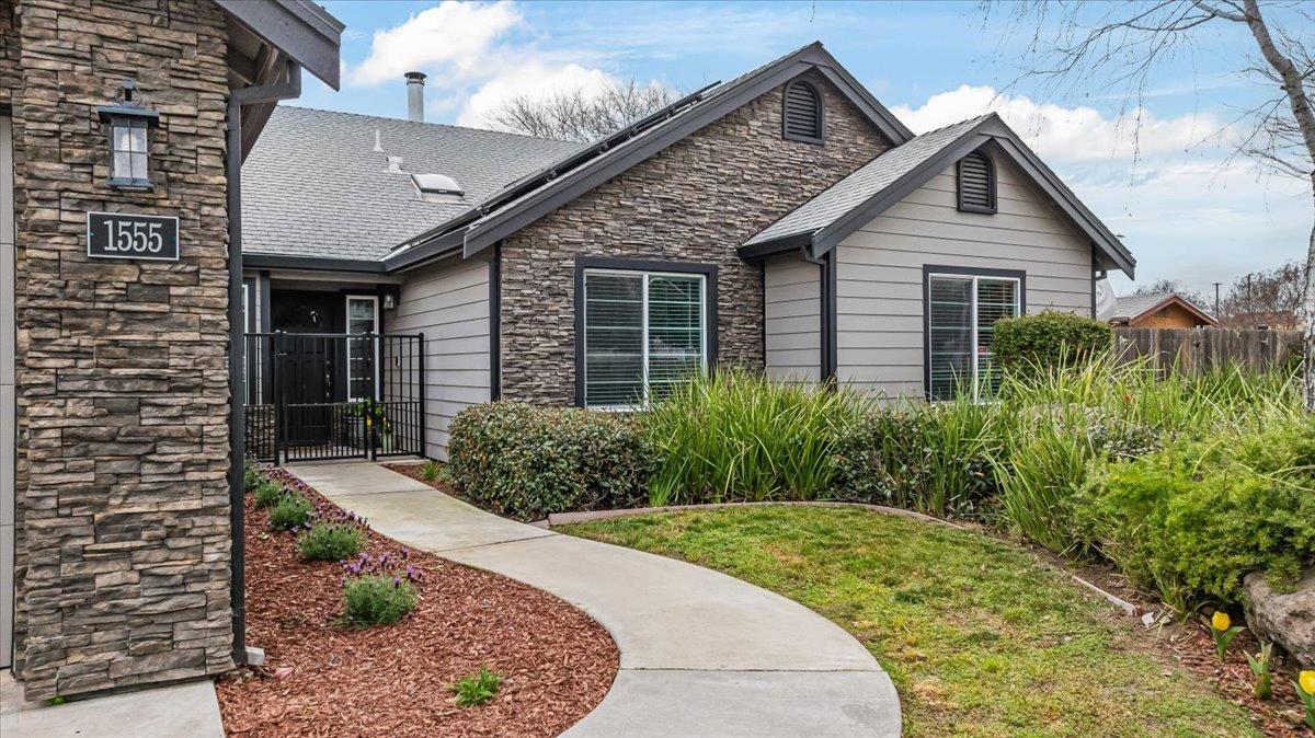 1555 Sand Ln, Manteca, CA 95337