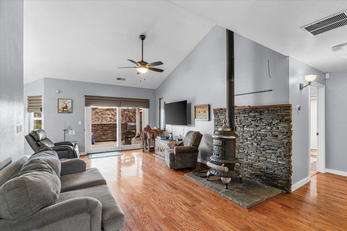 1555 Sand Ln, Manteca, CA 95337