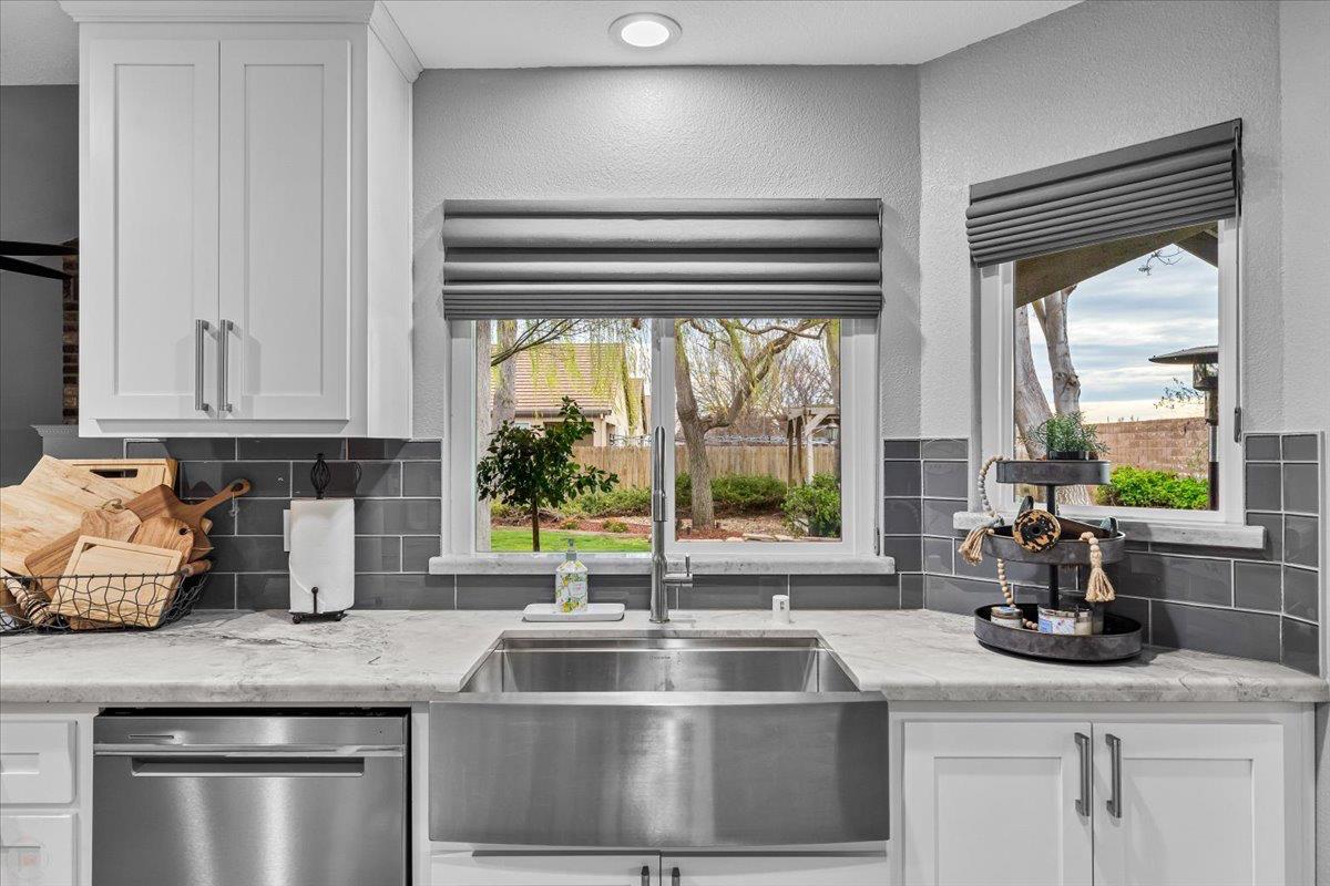 1555 Sand Ln, Manteca, CA 95337