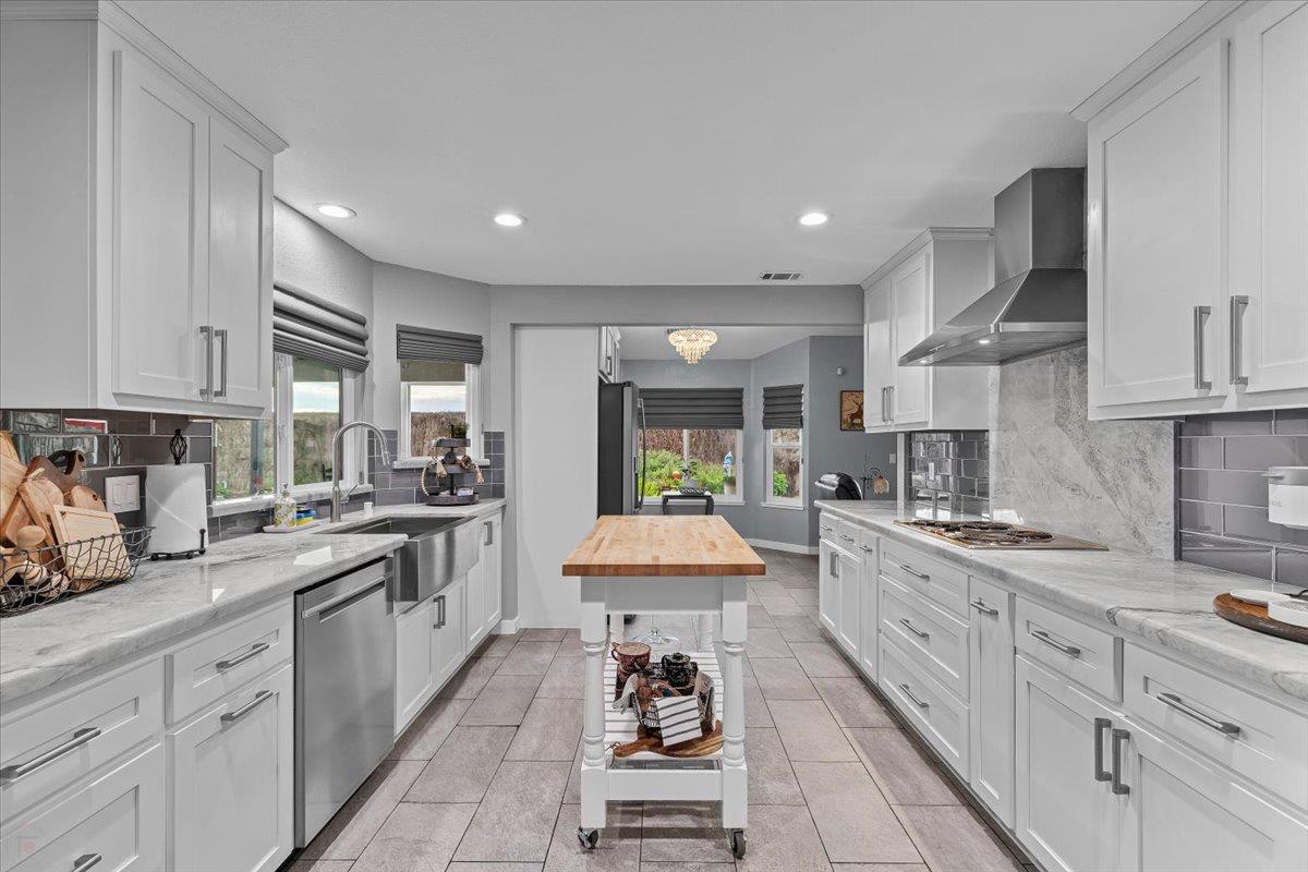 1555 Sand Ln, Manteca, CA 95337