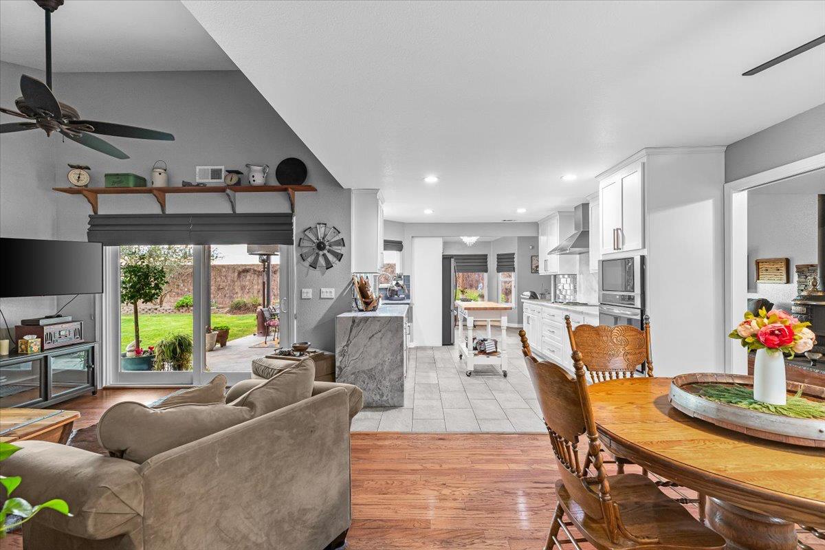 1555 Sand Ln, Manteca, CA 95337