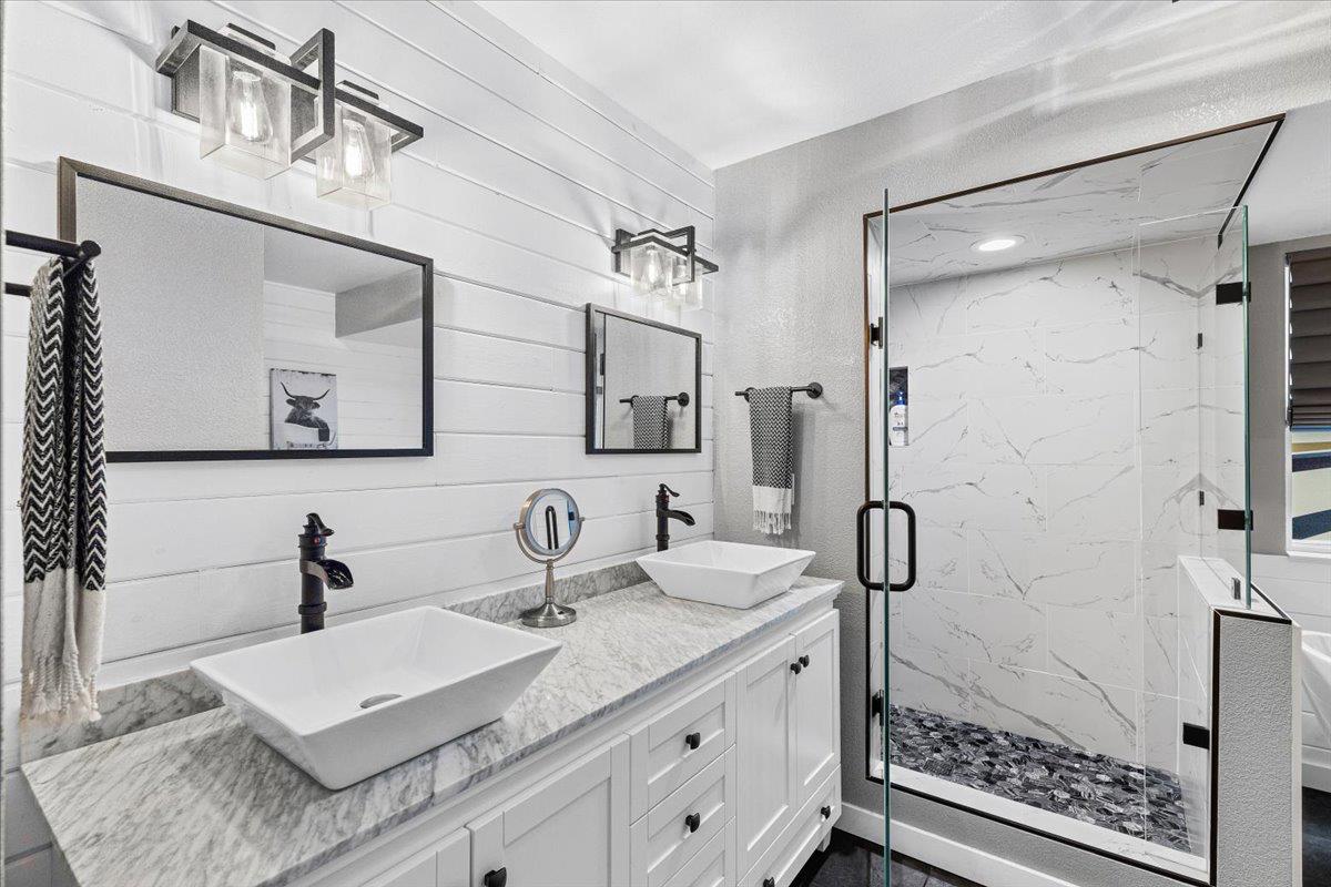 1555 Sand Ln, Manteca, CA 95337