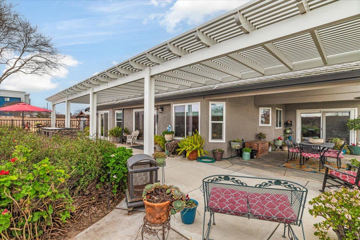 1555 Sand Ln, Manteca, CA 95337