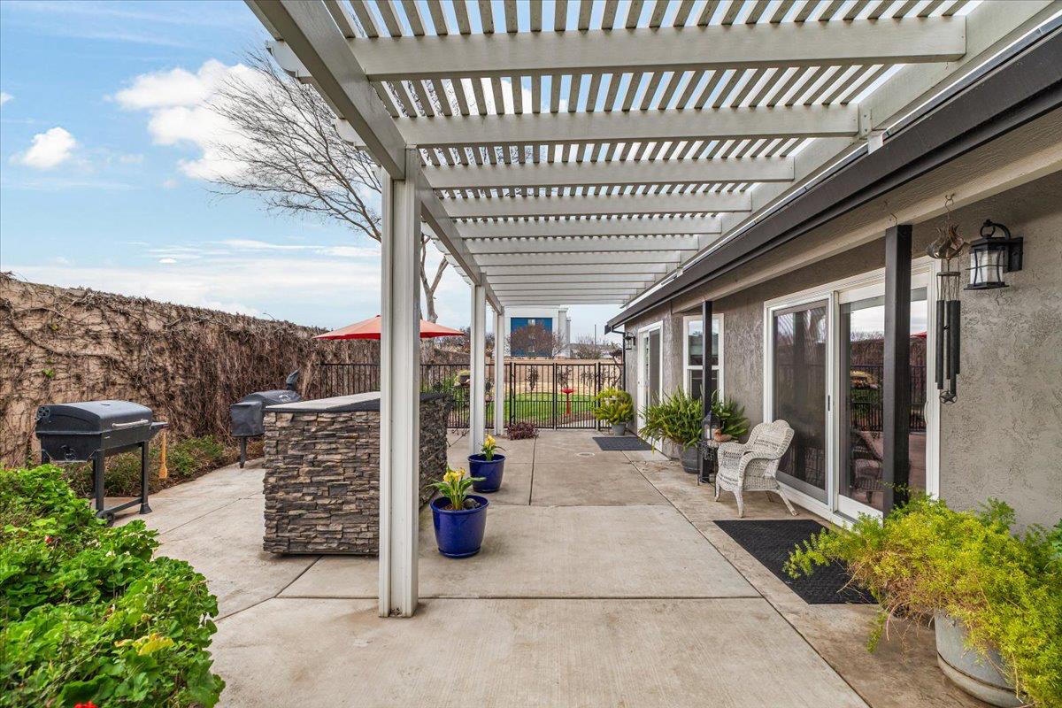 1555 Sand Ln, Manteca, CA 95337