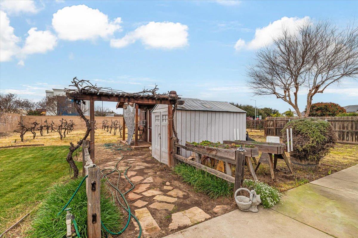 1555 Sand Ln, Manteca, CA 95337