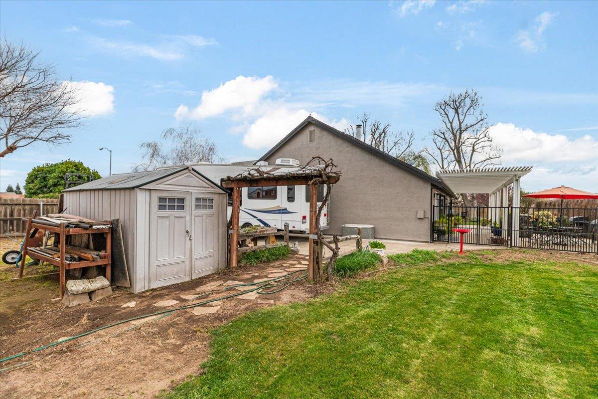 1555 Sand Ln, Manteca, CA 95337