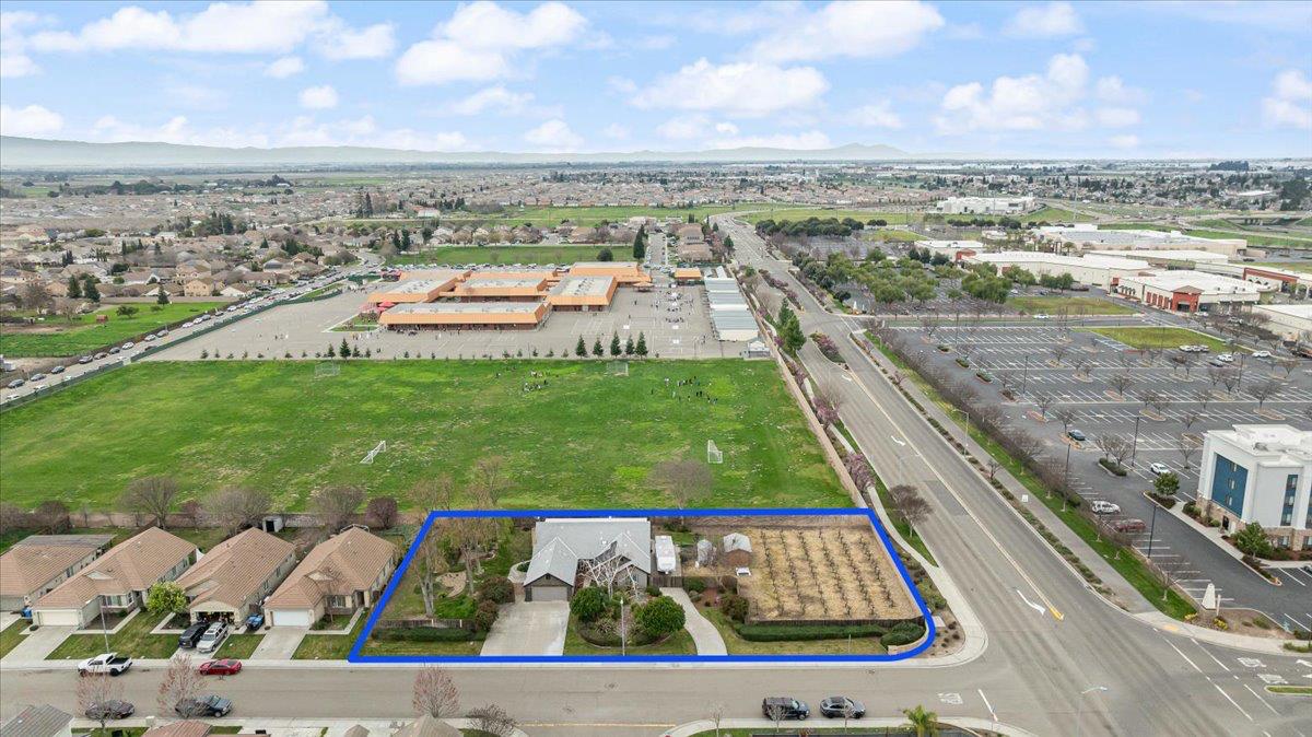 1555 Sand Ln, Manteca, CA 95337