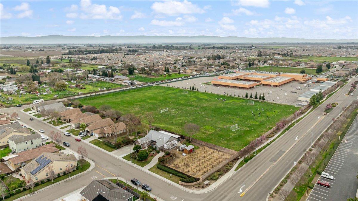 1555 Sand Ln, Manteca, CA 95337