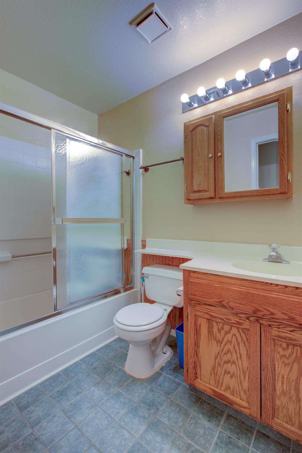 6054 Kasper Dr, Riverbank, CA 95367