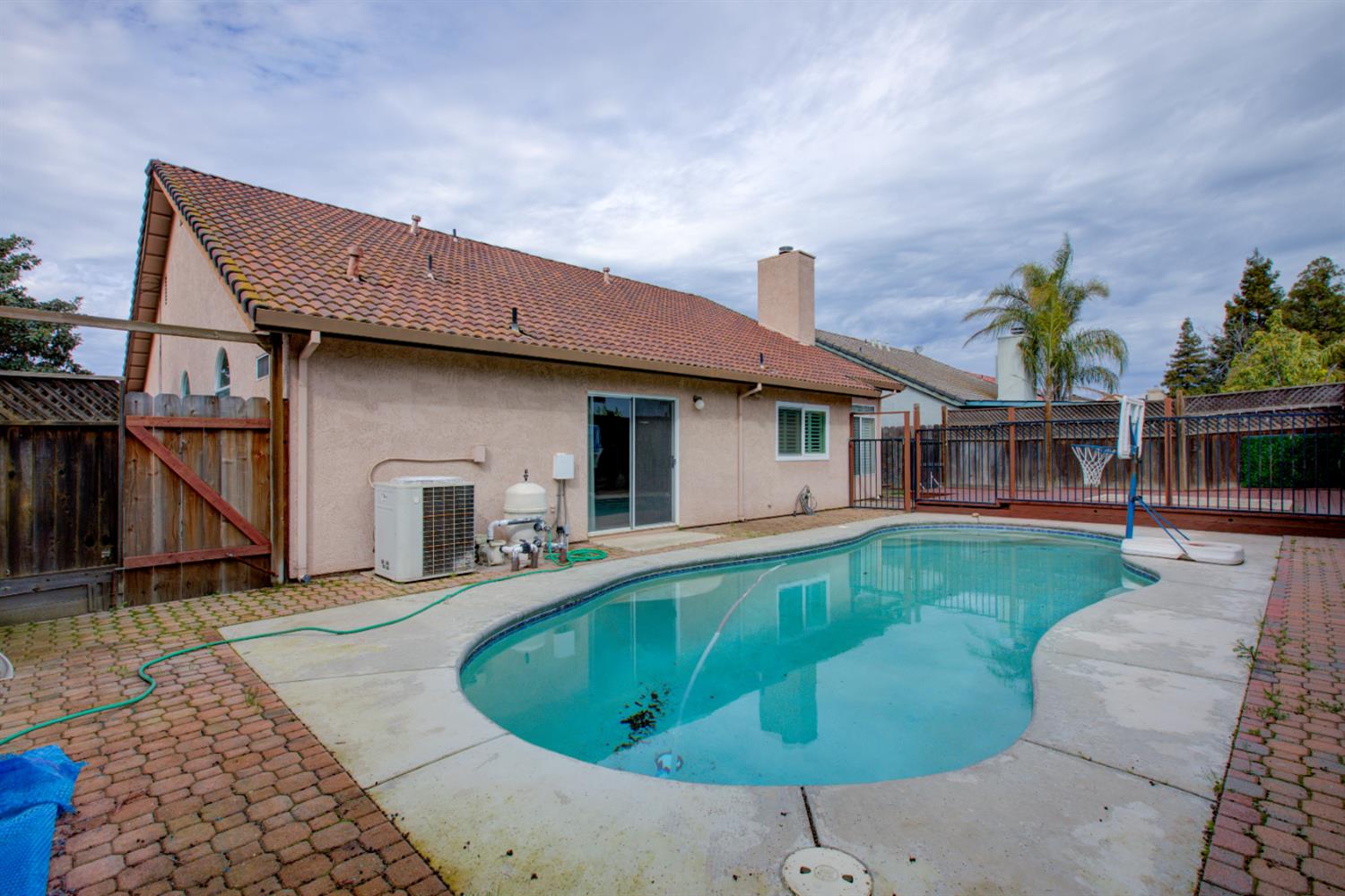 6054 Kasper Dr, Riverbank, CA 95367