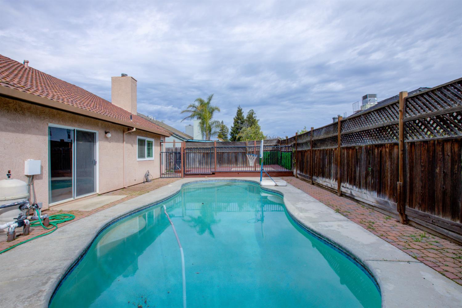 6054 Kasper Dr, Riverbank, CA 95367